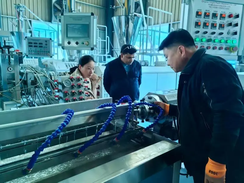 Máquina de tubo de irrigação de borracha funcionando no local para cliente da Índia