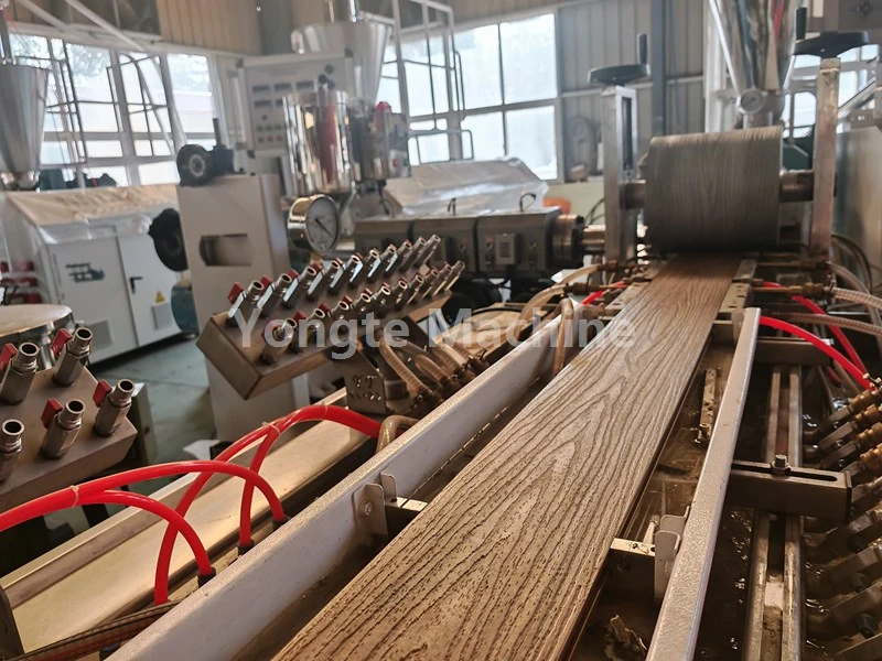 Yongte ajudou o cliente na otimização da linha de extrusão de perfis WPC, resultando em aumento de 40% na eficiência de produção