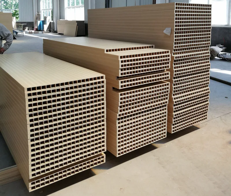 Quais materiais plásticos são adequados para a fabricação de portas WPC?