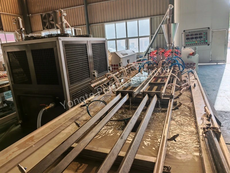 4 cavidades reciclaram o alcance plástico da máquina da extrusão do perfil 8meter/minuto de alta velocidade