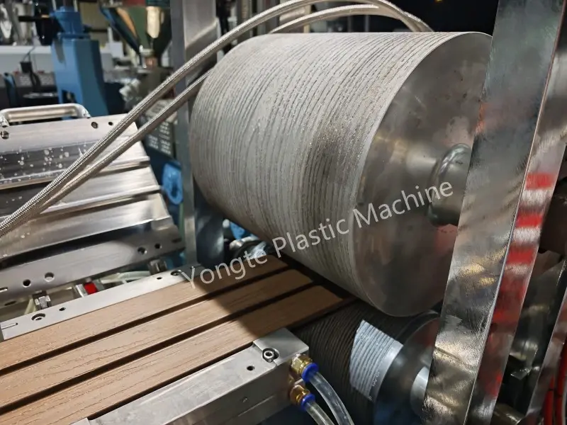 Concluída a aceitação estrita da fábrica do cliente europeu, nosso equipamento WPC ganha alto reconhecimento