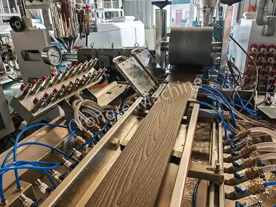 Planta completa WPC do Canadá para reciclagem de resíduos de fibra de vidro em decks WPC