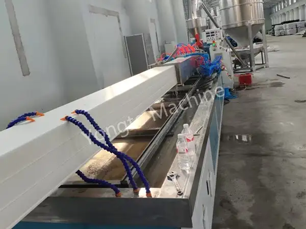 Máquina para fazer perfis de calhas de chuva em PVC na China