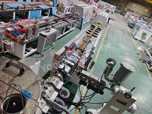 Máquina de madeira e plástico da Índia - Transforme resíduos de plástico em material de construção verde