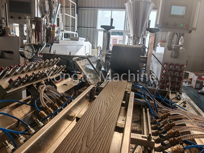 Máquina transforma desperdício de plástico em perfil WPC