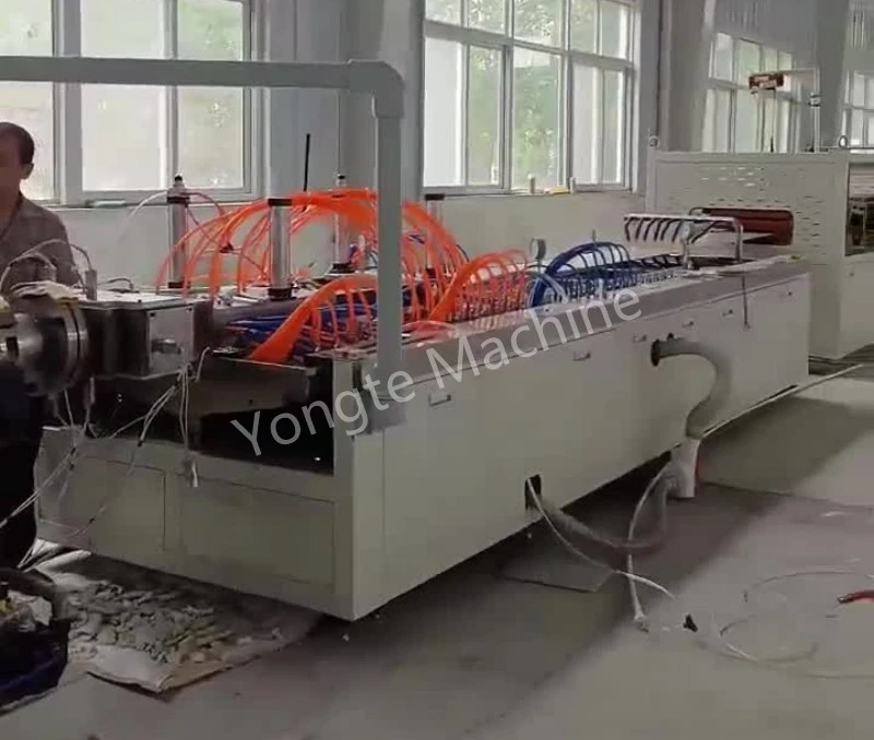 Linha de extrusão de painel de parede de PVC instalada com sucesso na China
