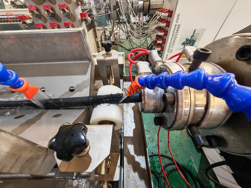 Máquina de tubo de irrigação de borracha para cliente na Índia