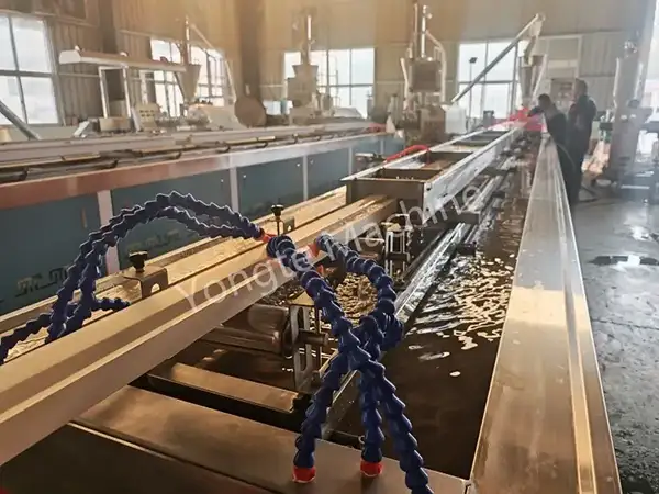 Máquina para fabricar batentes de porta WPC sólido operando na Índia