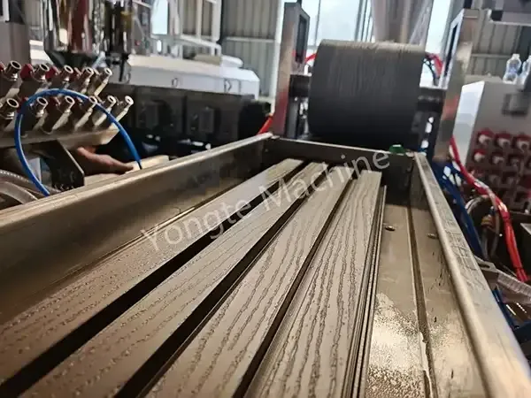 Máquina de revestimento de parede Yongte WPC instalada com sucesso no Canadá